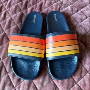 Old navy slides / boys 5-6 size